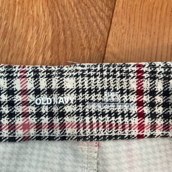 Old Navy Pixie Pants, Size 4P, Cropped/Flare Above Ankle - Picture 2 of 4